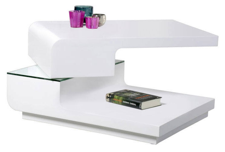 Moderner weißer Couchtisch mit geschwungenem Design, Glasablage und dekorativen Kerzenhaltern, seitliche Perspektive