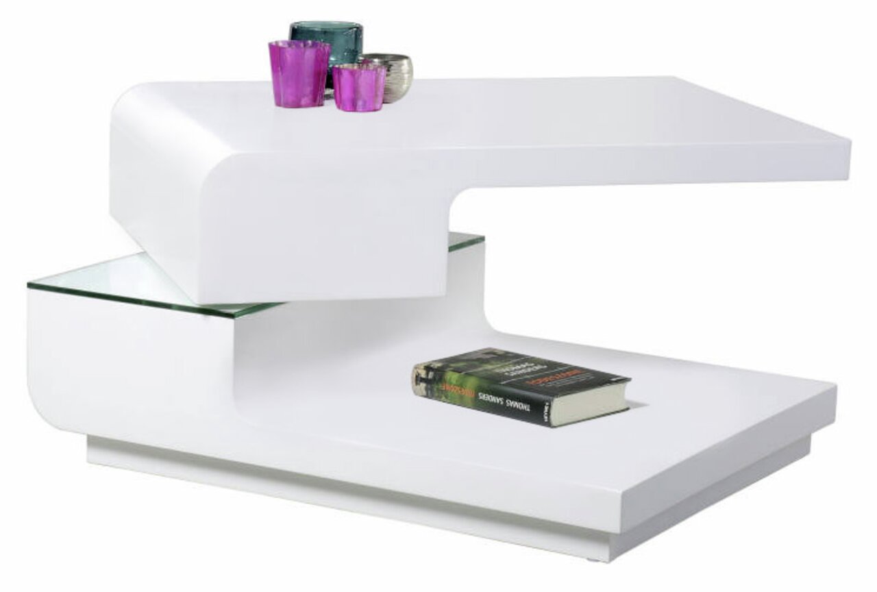 Moderner weißer Couchtisch mit geschwungenem Design, Glasablage und dekorativen Kerzenhaltern, seitliche Perspektive