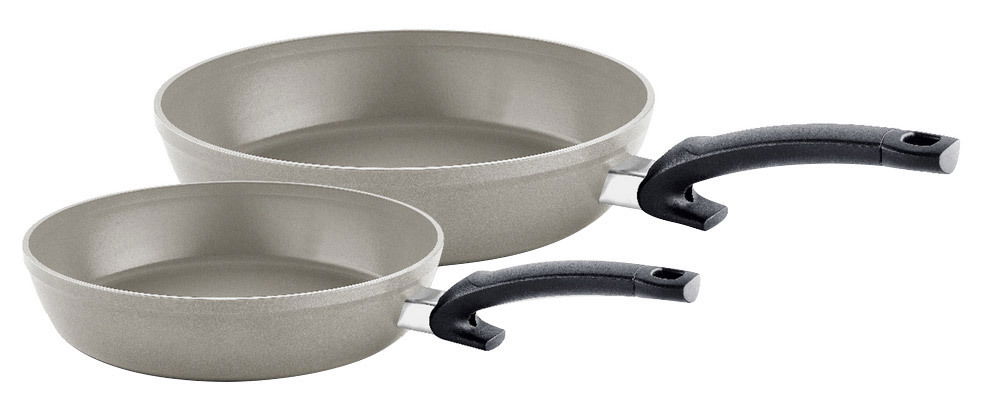 Fissler Pfannenset 2-tlg.Ceratal Comfort Zwei graue Pfannen mit schwarzen Griffen, seitliche Perspektive.