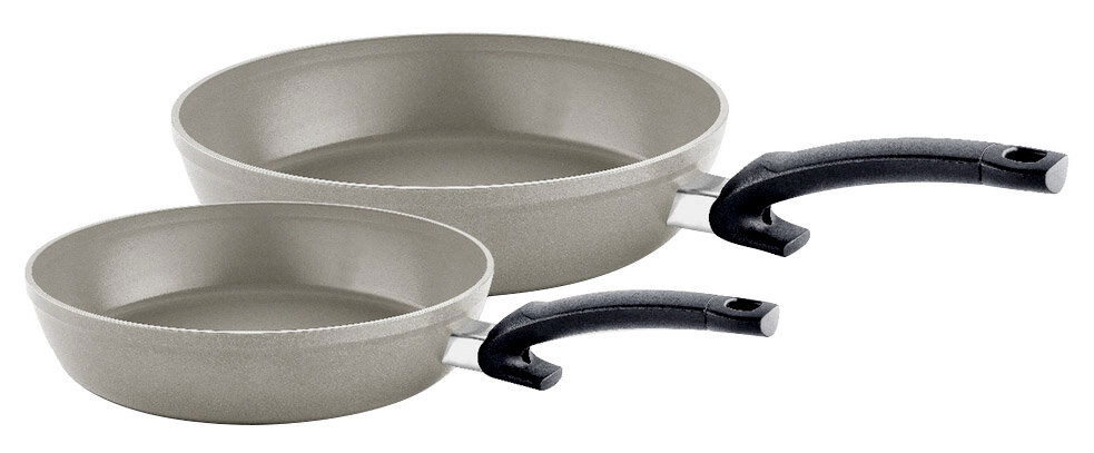 Fissler Pfannenset 2-tlg.Ceratal Comfort Zwei graue Pfannen mit schwarzen Griffen, seitliche Perspektive.