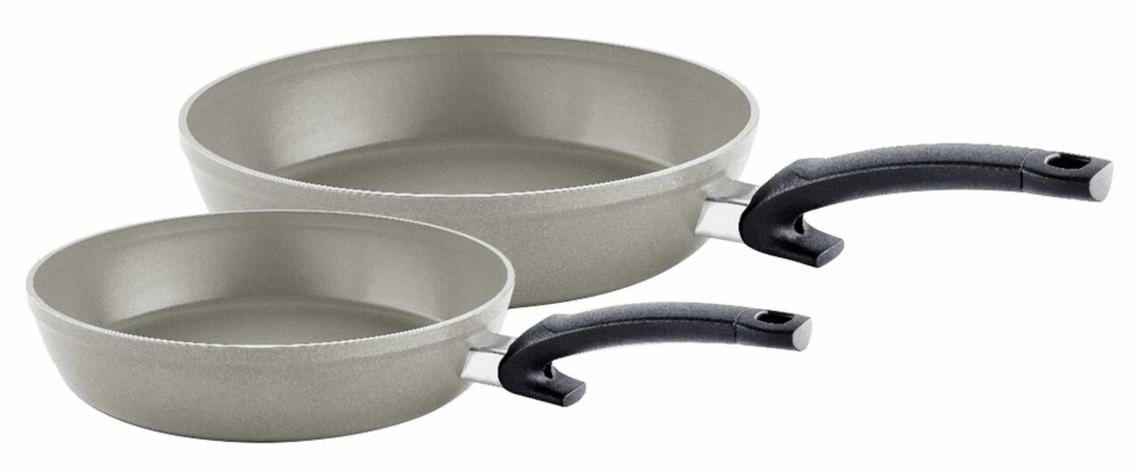 Fissler Pfannenset 2-tlg.Ceratal Comfort Zwei graue Pfannen mit schwarzen Griffen, seitliche Perspektive.