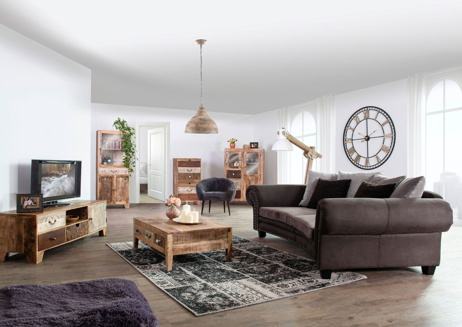 Rustikaler Couchtisch aus Holz in einem gemütlichen Wohnzimmer, frontal von oben betrachtet.