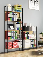 Modernes Büroregal-Set aus schwarzem Metallrahmen und hellen Holzablagen, mit Ordnern und Aufbewahrungsboxen bestückt, in frontaler leicht schräger Perspektive.