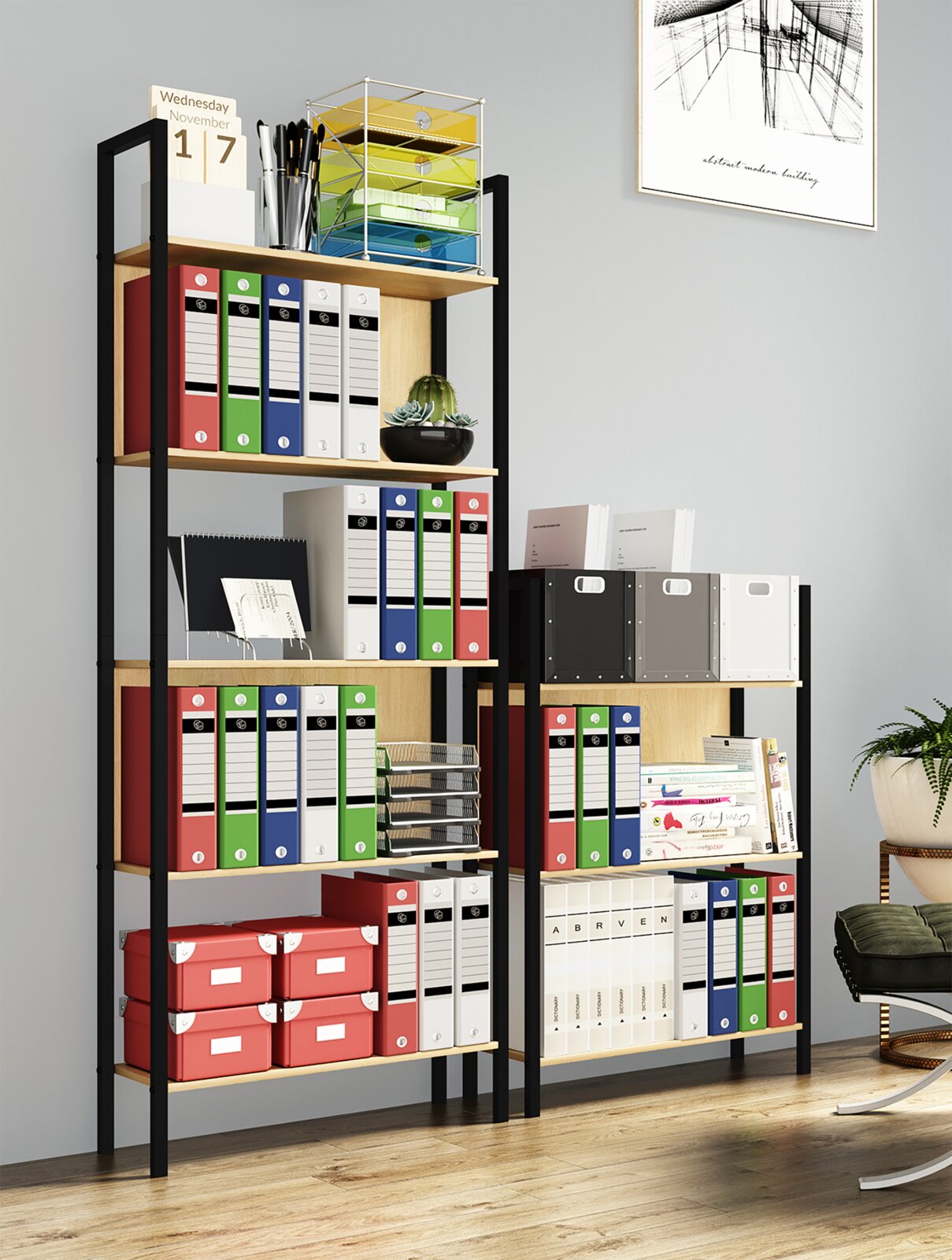 Modernes Büroregal-Set aus schwarzem Metallrahmen und hellen Holzablagen, mit Ordnern und Aufbewahrungsboxen bestückt, in frontaler leicht schräger Perspektive.