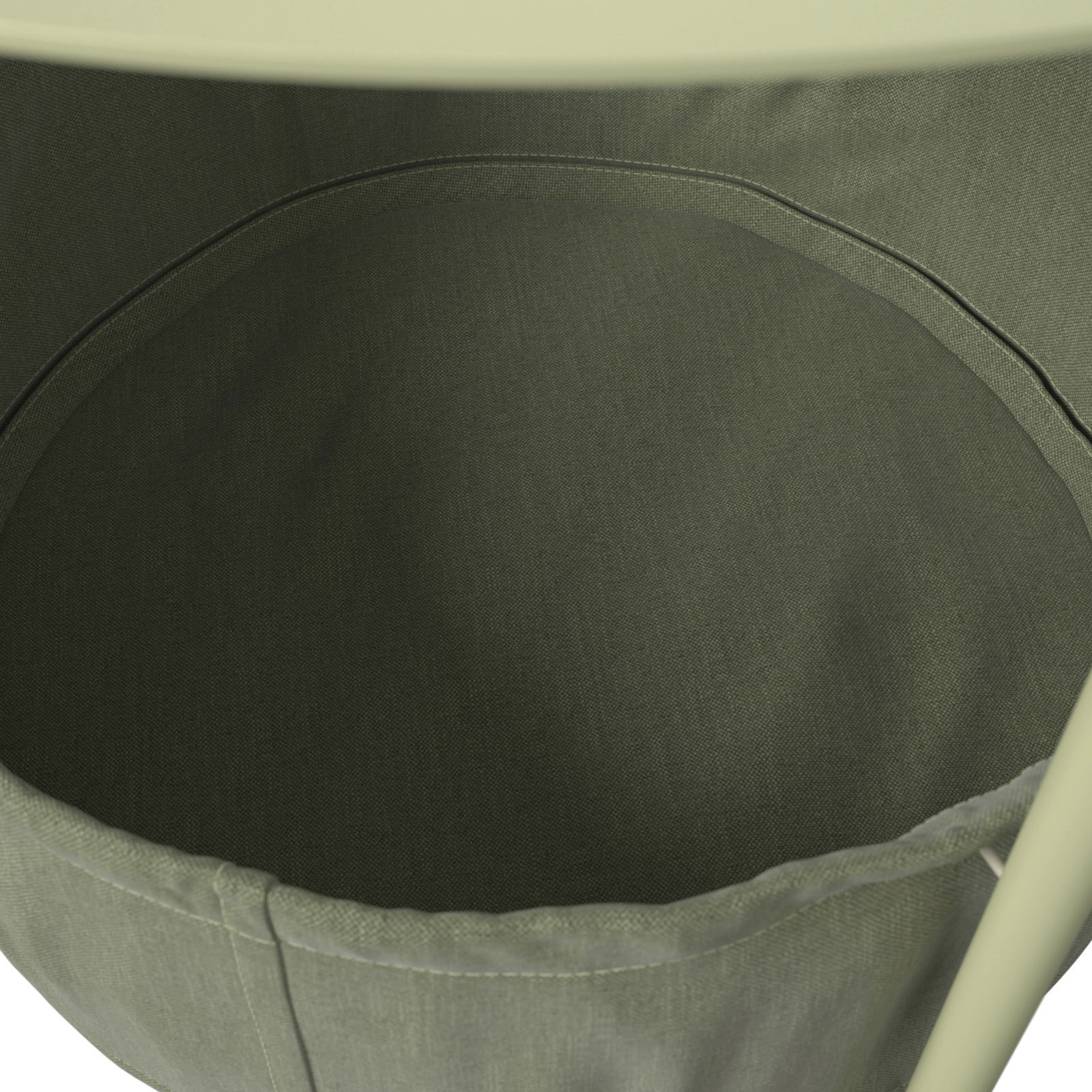 Nahaufnahme eines grünen Beistelltisches mit Stoffeinsatz, von oben betrachtet.