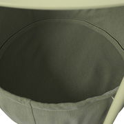 Nahaufnahme eines grünen Beistelltisches mit Stoffeinsatz, von oben betrachtet.