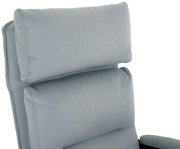 Nahaufnahme eines grauen Chefsessels mit gepolsterter Rückenlehne und Kopfstütze, seitliche Perspektive