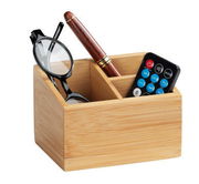 Bambus Organizer Terra mit drei Fächern, gefüllt mit einer Brille, einem Stift und einer Fernbedienung, aus schräger Perspektive fotografiert.