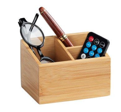 Bambus Organizer Terra mit drei Fächern, gefüllt mit einer Brille, einem Stift und einer Fernbedienung, aus schräger Perspektive fotografiert.