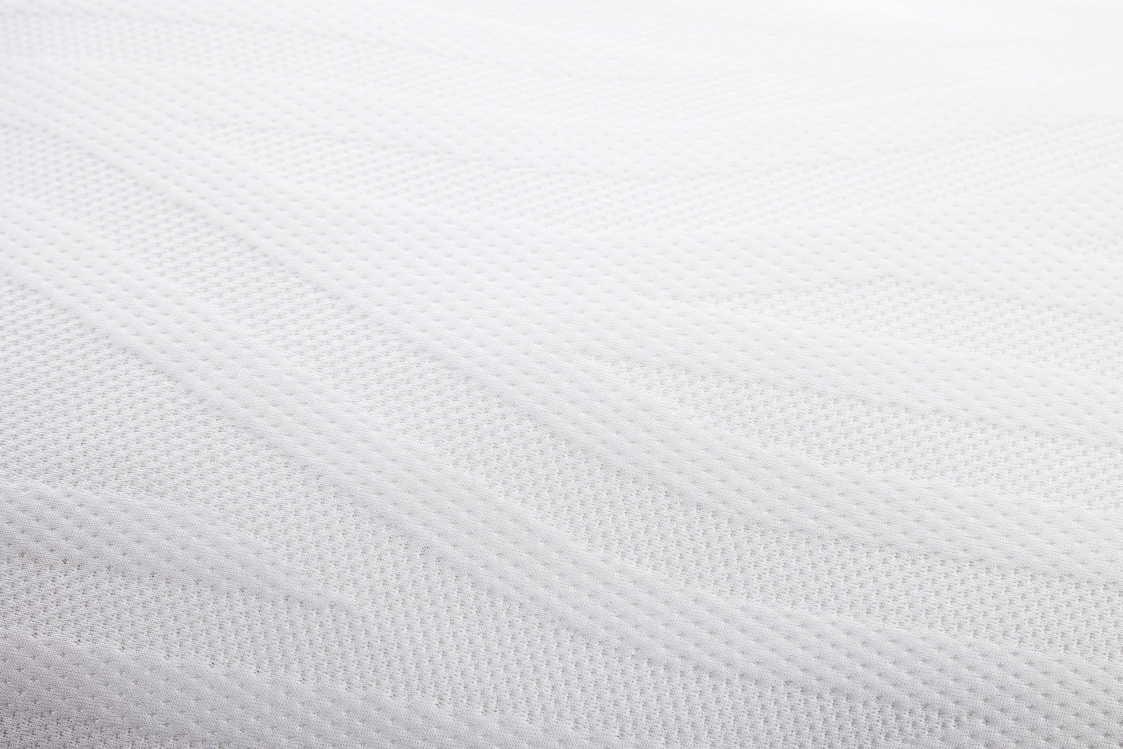 Nahaufnahme eines weißen, strukturierten Schlafkissens in 80 x 40 cm Größe.