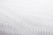Nahaufnahme eines weißen, strukturierten Schlafkissens in 80 x 40 cm Größe.