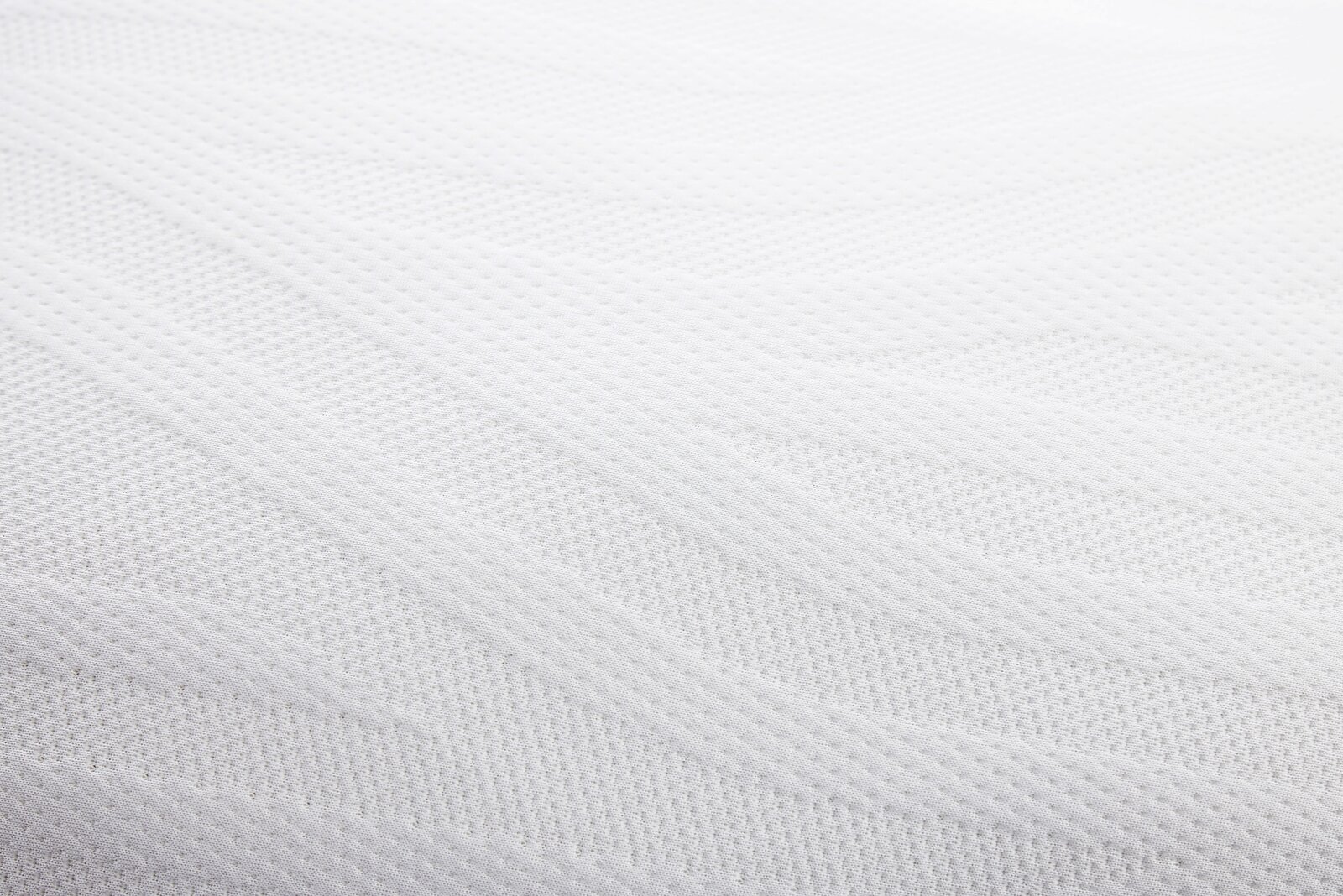 Nahaufnahme eines weißen, strukturierten Schlafkissens in 80 x 40 cm Größe.