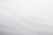 Nahaufnahme eines weißen, strukturierten Schlafkissens in 80 x 40 cm Größe.