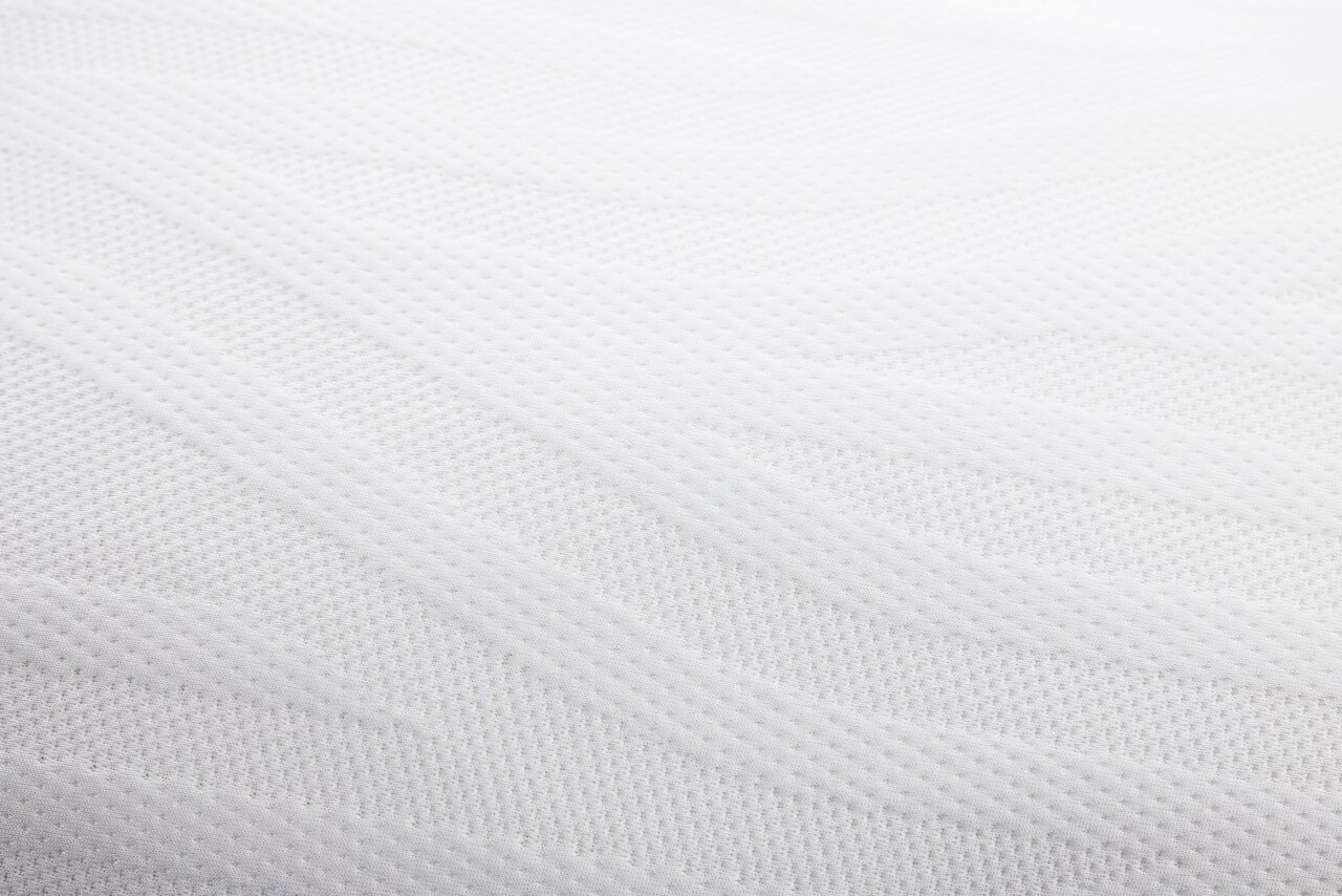 Nahaufnahme eines weißen, strukturierten Schlafkissens in 80 x 40 cm Größe.