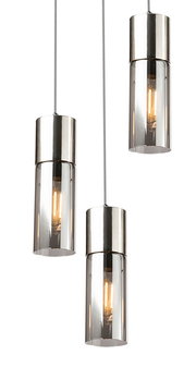 Moderne Hängeleuchte mit drei zylindrischen, verchromten Lampenschirmen, aus der Perspektive von unten betrachtet.