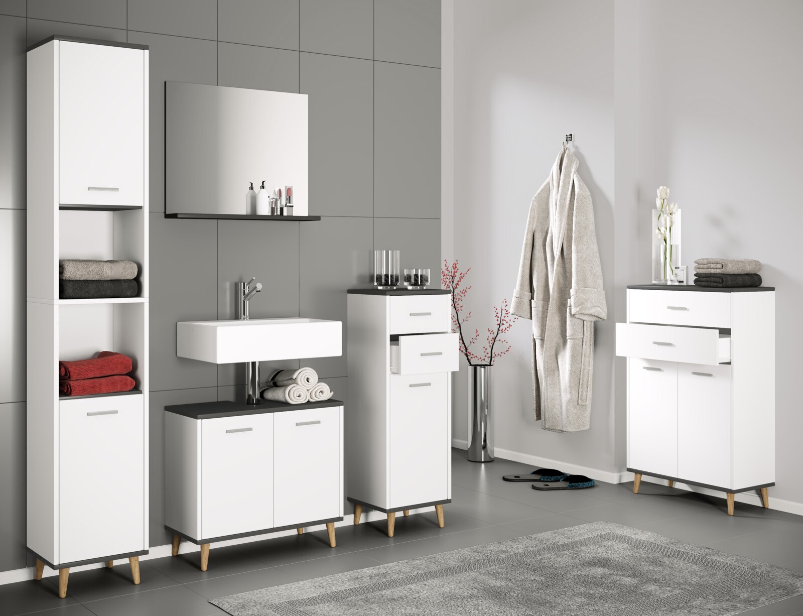 Modernes Badezimmermöbel-Set in Weiß mit dunkler Ablage und Holzfüßen, bestehend aus Hochschrank, Waschbecken-Unterschrank, schmalem Schrank und Sideboard; Szene in frontaler Perspektive mit leichter Seitenansicht.