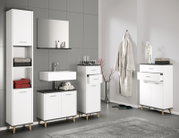 Modernes Badezimmermöbel-Set in Weiß mit dunkler Ablage und Holzfüßen, bestehend aus Hochschrank, Waschbecken-Unterschrank, schmalem Schrank und Sideboard; Szene in frontaler Perspektive mit leichter Seitenansicht.