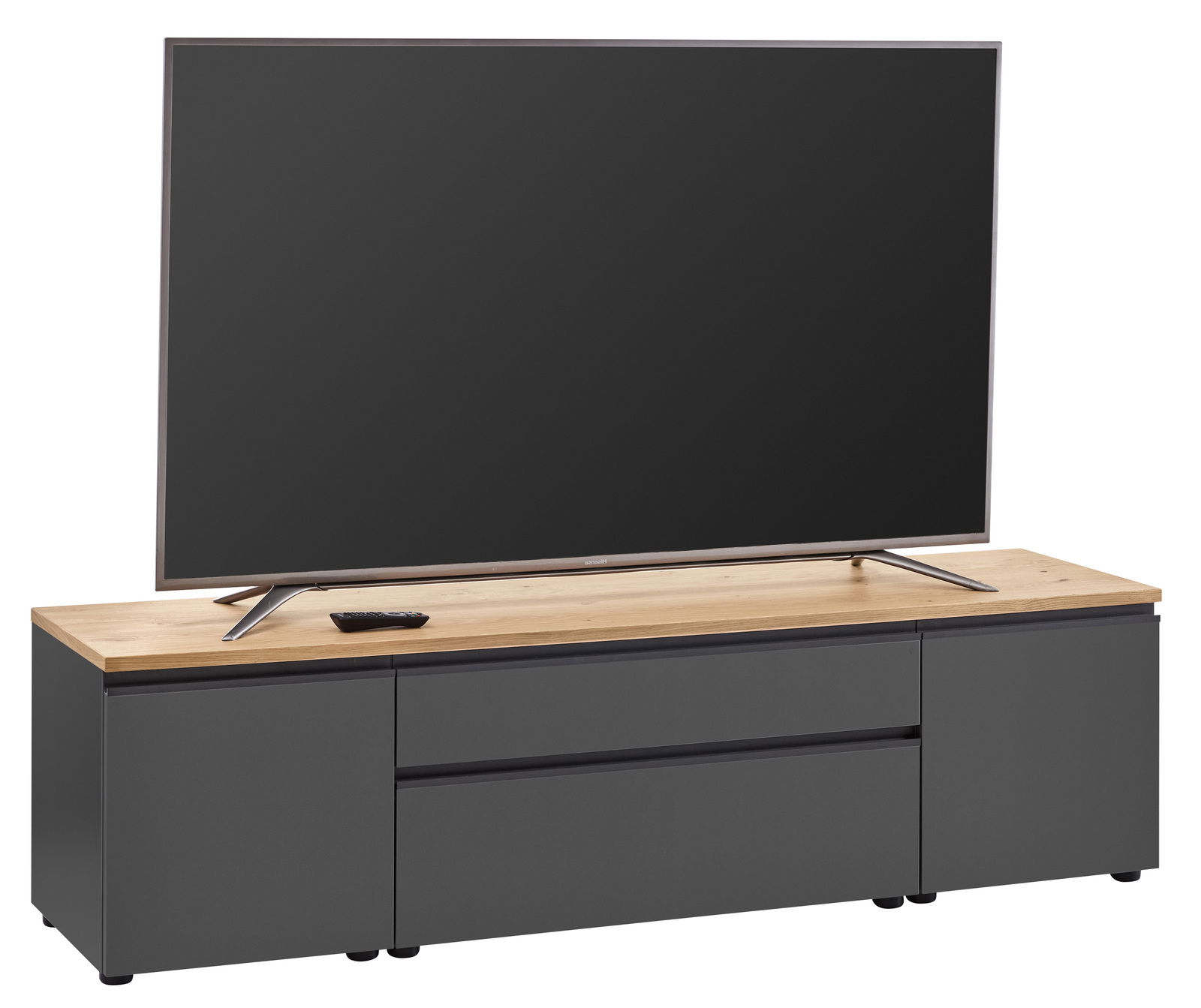 TV-Lowboard in moderner Frontansicht mit Holzoberfläche und dunklen Schubladen, darauf steht ein großer Flachbildfernseher.