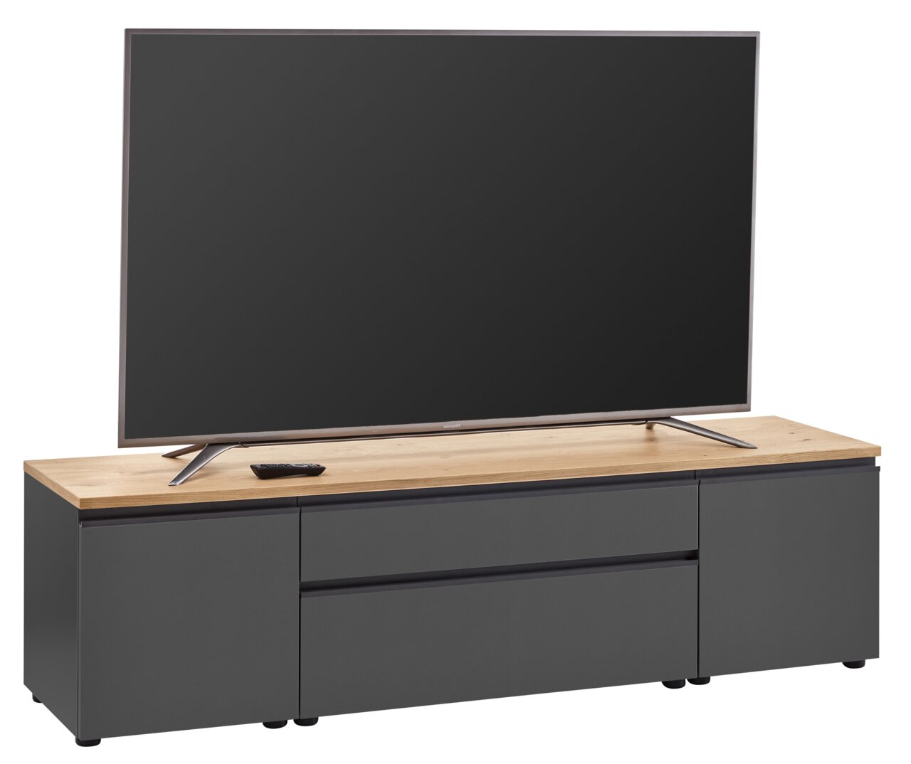 TV-Lowboard in moderner Frontansicht mit Holzoberfläche und dunklen Schubladen, darauf steht ein großer Flachbildfernseher.
