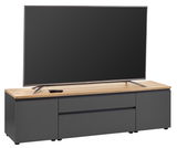TV-Lowboard in moderner Frontansicht mit Holzoberfläche und dunklen Schubladen, darauf steht ein großer Flachbildfernseher.