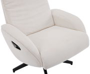 Beiger Relaxsessel mit Hocker, seitliche Perspektive, zeigt Armlehne und Sitzfläche mit feiner Struktur.