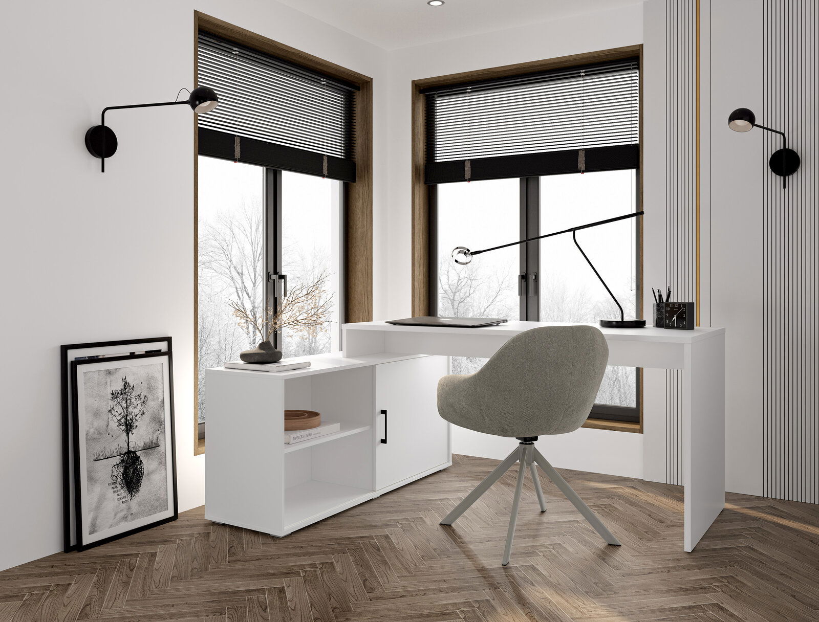 Modernes Homeoffice mit weißem Schreibtisch und Sideboard, grauem Drehstuhl und schwarzen Jalousien vor zwei großen Fenstern; Perspektive: leicht seitliche Frontansicht aus Augenhöhe.