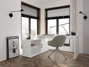 Modernes Homeoffice mit weißem Schreibtisch und Sideboard, grauem Drehstuhl und schwarzen Jalousien vor zwei großen Fenstern; Perspektive: leicht seitliche Frontansicht aus Augenhöhe.