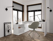 Modernes Homeoffice mit weißem Schreibtisch und Sideboard, grauem Drehstuhl und schwarzen Jalousien vor zwei großen Fenstern; Perspektive: leicht seitliche Frontansicht aus Augenhöhe.