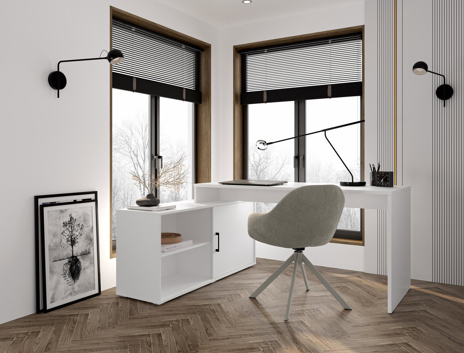 Modernes Homeoffice mit weißem Schreibtisch und Sideboard, grauem Drehstuhl und schwarzen Jalousien vor zwei großen Fenstern; Perspektive: leicht seitliche Frontansicht aus Augenhöhe.