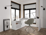 Moderne thuiskantoor met een wit bureau en een dressoir, een grijze draaistoel en zwarte jaloezieën voor twee grote ramen; perspectief: licht zijdelings vooraanzicht vanaf ooghoogte.