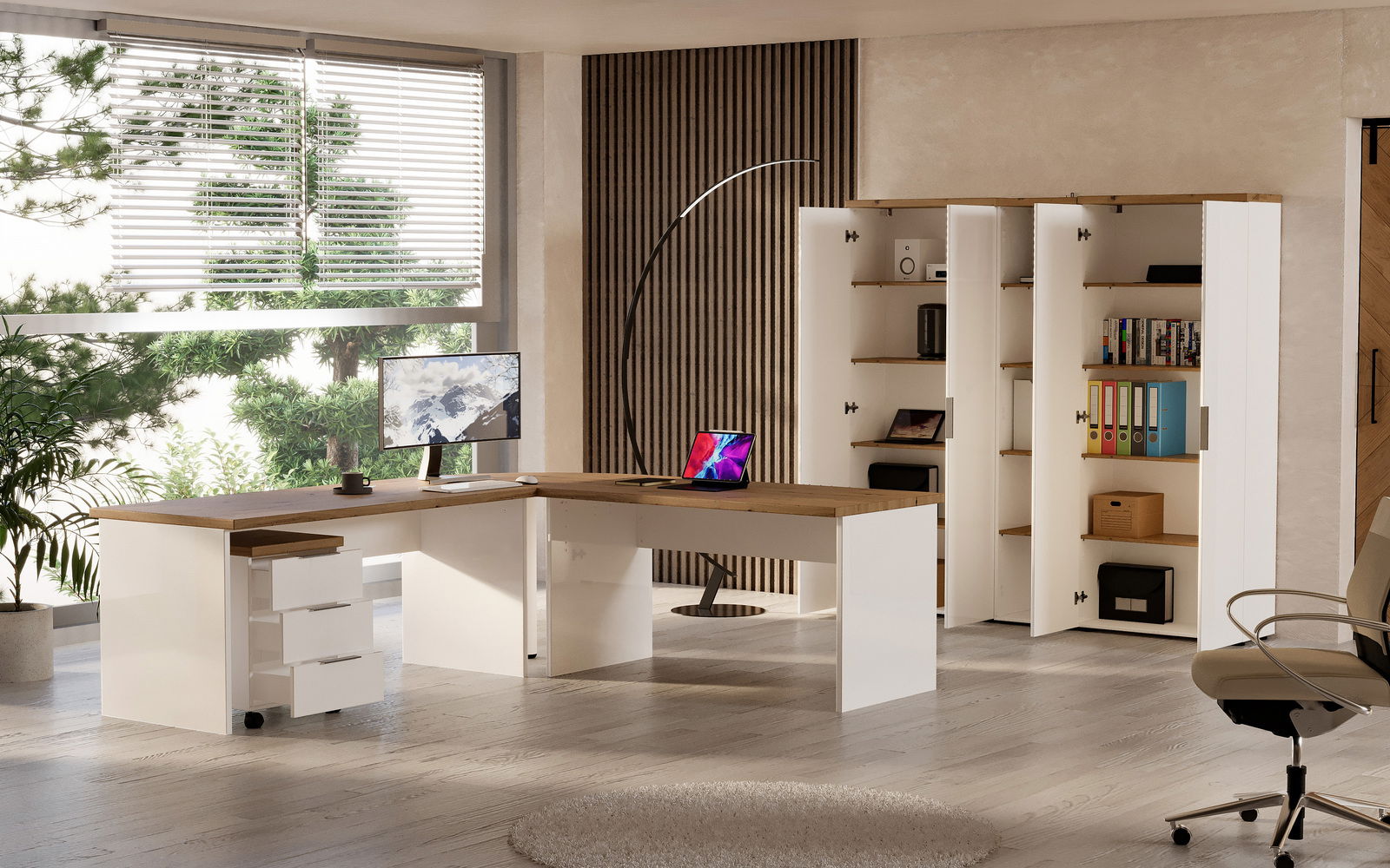 XORA Aktenschrank hoch IDEA-OFFICE Moderner Eckschreibtisch in heller Büroeinrichtung mit Blick auf einen großen Aktenschrank und einen Rollcontainer, seitliche Perspektive.