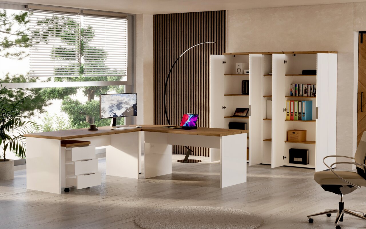XORA Aktenschrank hoch IDEA-OFFICE Moderner Eckschreibtisch in heller Büroeinrichtung mit Blick auf einen großen Aktenschrank und einen Rollcontainer, seitliche Perspektive.