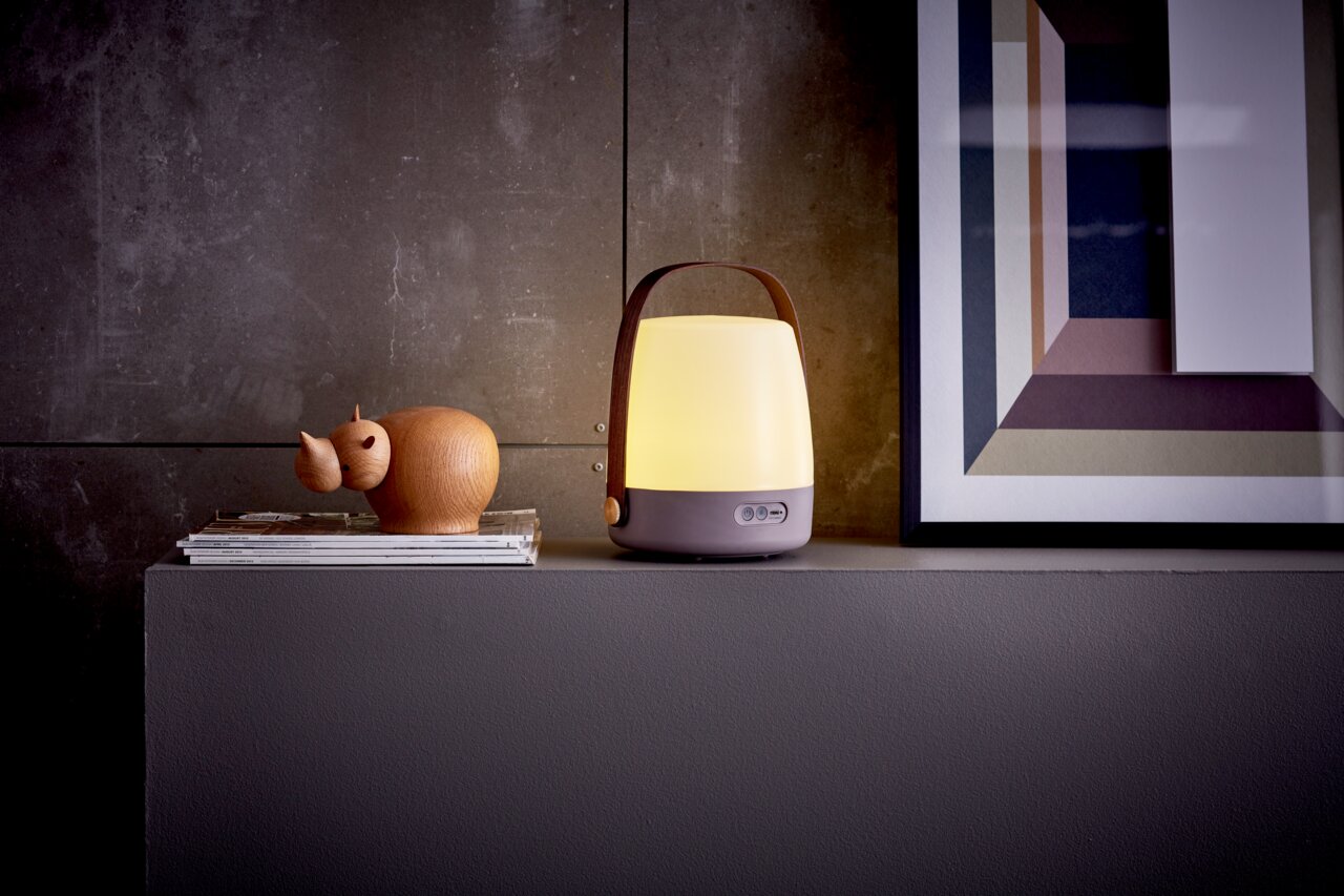 kooduu LED-Lampe LITE-UP 2.0 LED-Lampe mit Ledergriff auf einem Regal, seitliche Perspektive