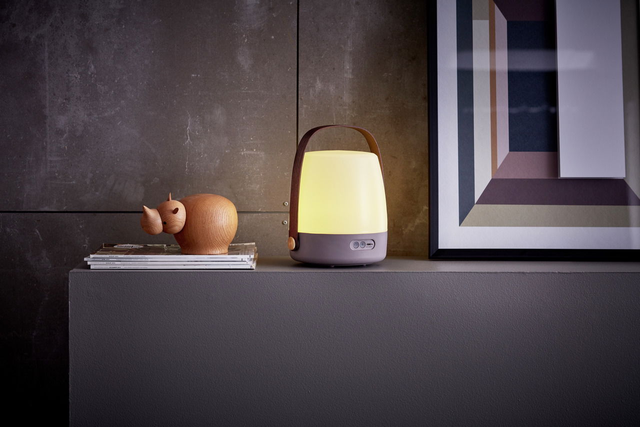 LED-Lampe mit Ledergriff auf einem Regal, seitliche Perspektive