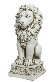 Weiße Löwenstatue mit detailreicher Mähne auf verziertem Sockel, Produktfoto in leichter Seitenansicht von vorn links