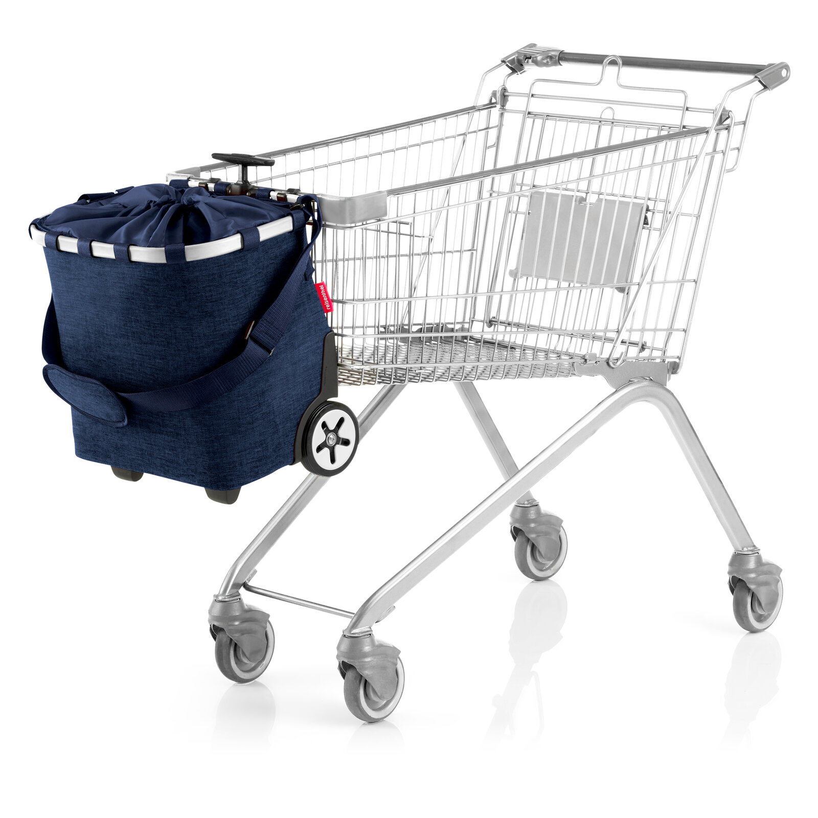 Blauer Einkaufstrolley mit Zugband und Schultergurt, am Einkaufswagen befestigt, in seitlicher Ansicht vor weißem Hintergrund