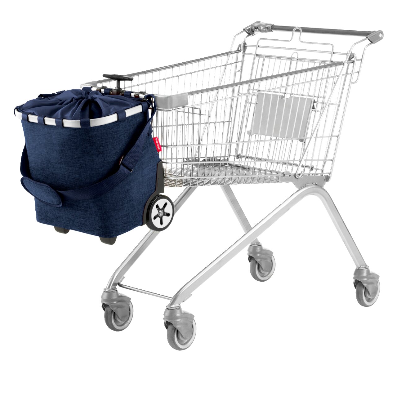 Blauwe boodschappentrolley met trekkoord en schouderriem, bevestigd aan een winkelwagen, in zijaanzicht tegen een witte achtergrond