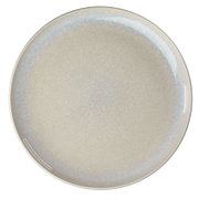 Runder, glasiert wirkender Keramikteller in hellem Beige mit leicht bläulich schimmerndem Rand, freigestellt vor schwarzem Hintergrund, Draufsicht von oben