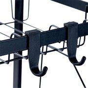 Nahaufnahme eines schwarzen Geschirrabtropfkorbs mit Haken, seitliche Perspektive