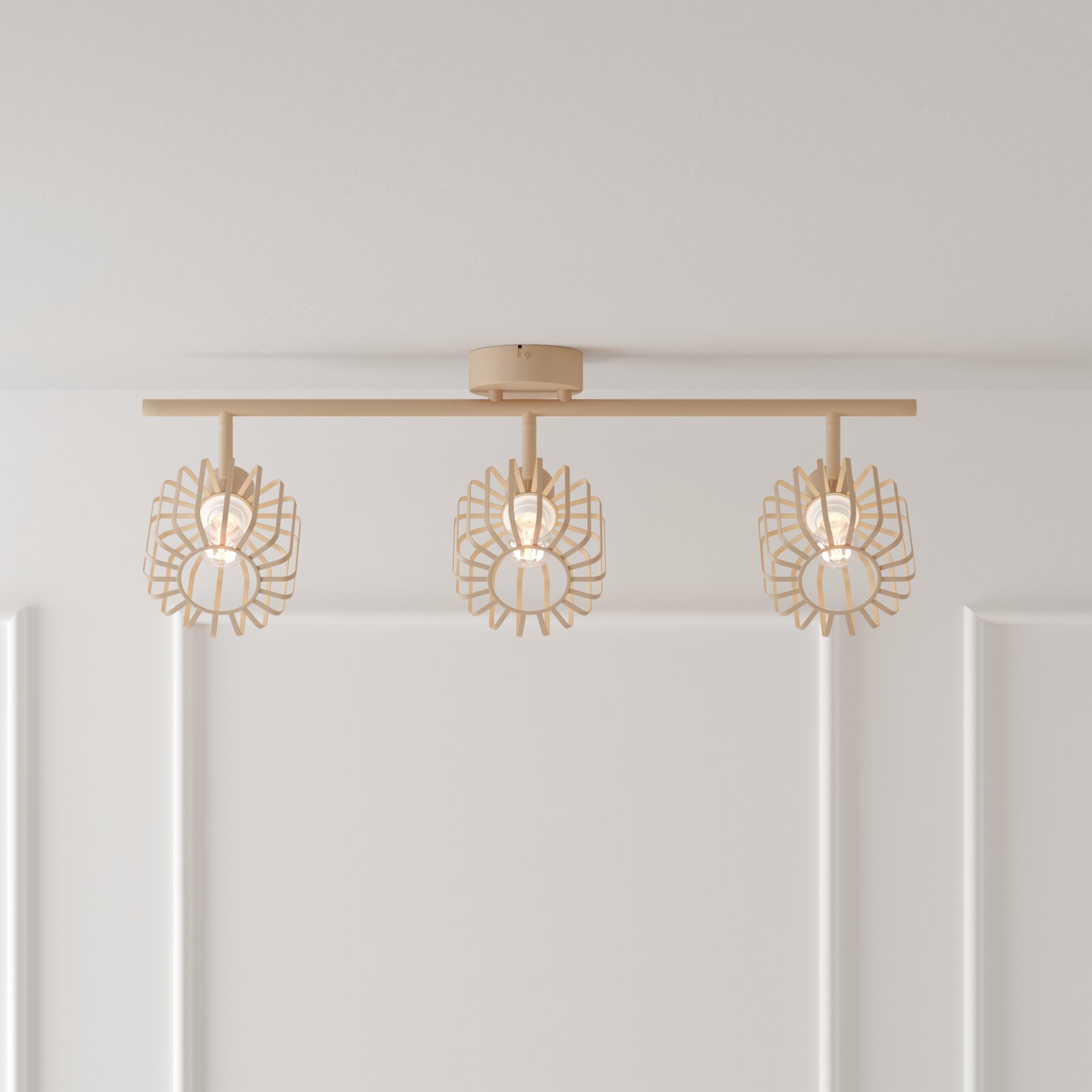 Beige Deckenleuchte mit drei Spot-Schirmen im dekorativen Blätter-Design an einer geraden Schiene, eingeschaltet, Frontansicht leicht von unten