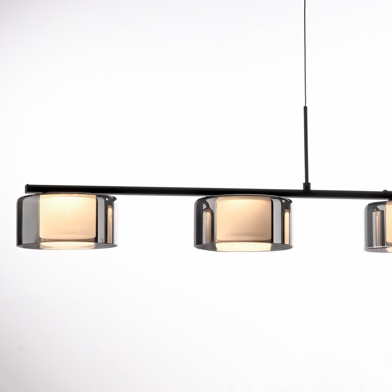 Moderne Pendelleuchte RIKA mit drei zylindrischen Lampenschirmen aus getöntem Glas, seitliche Perspektive