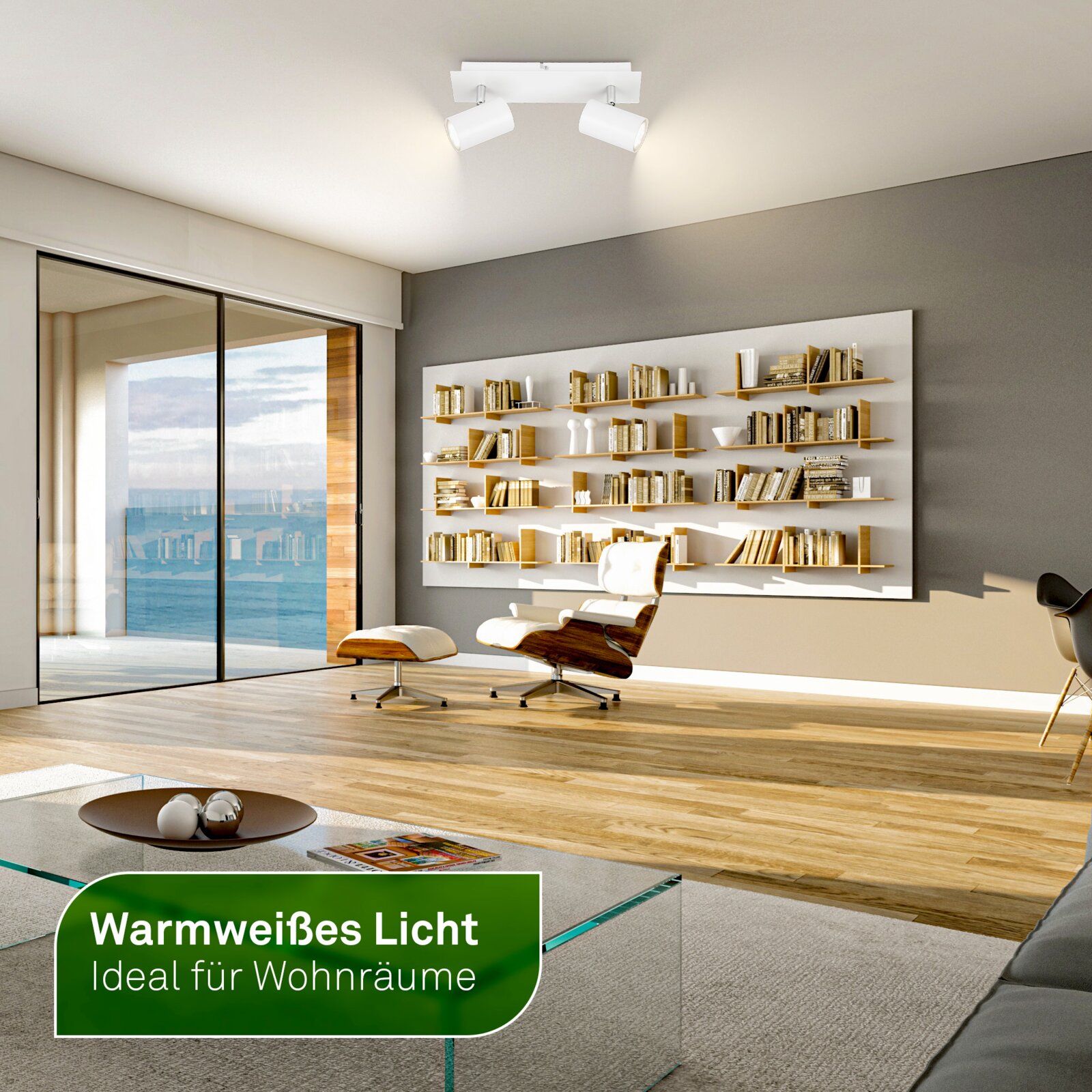 Weiße Deckenleuchte mit zwei schwenkbaren Spots und warmweißem Licht, aus leichter Untersicht in einem modernen Wohnzimmer gezeigt