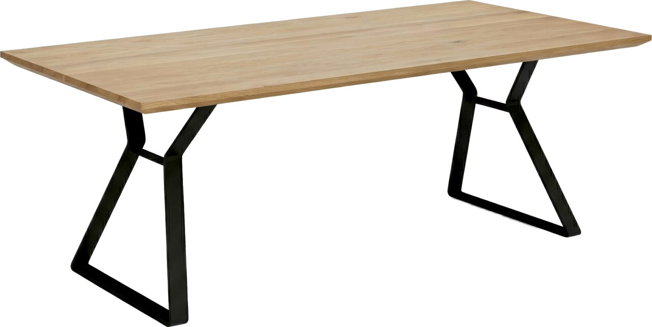 Moderne eettafel met een lichtgekleurd houten blad en zwarte, geometrische metalen poten, vrijstaand op een witte achtergrond, in een schuin perspectief van voren en van bovenaf