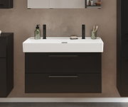 Frontale Ansicht eines modernen Waschtisch-Sets mit zwei schwarzen Armaturen, einem weißen Waschbecken und einem dunklen Unterschrank.
