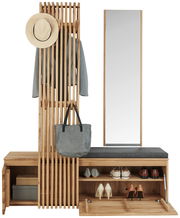 Frontale Ansicht einer modernen Garderobe aus Holz mit Spiegel, Hut, Jacke, Tasche und Schuhen.