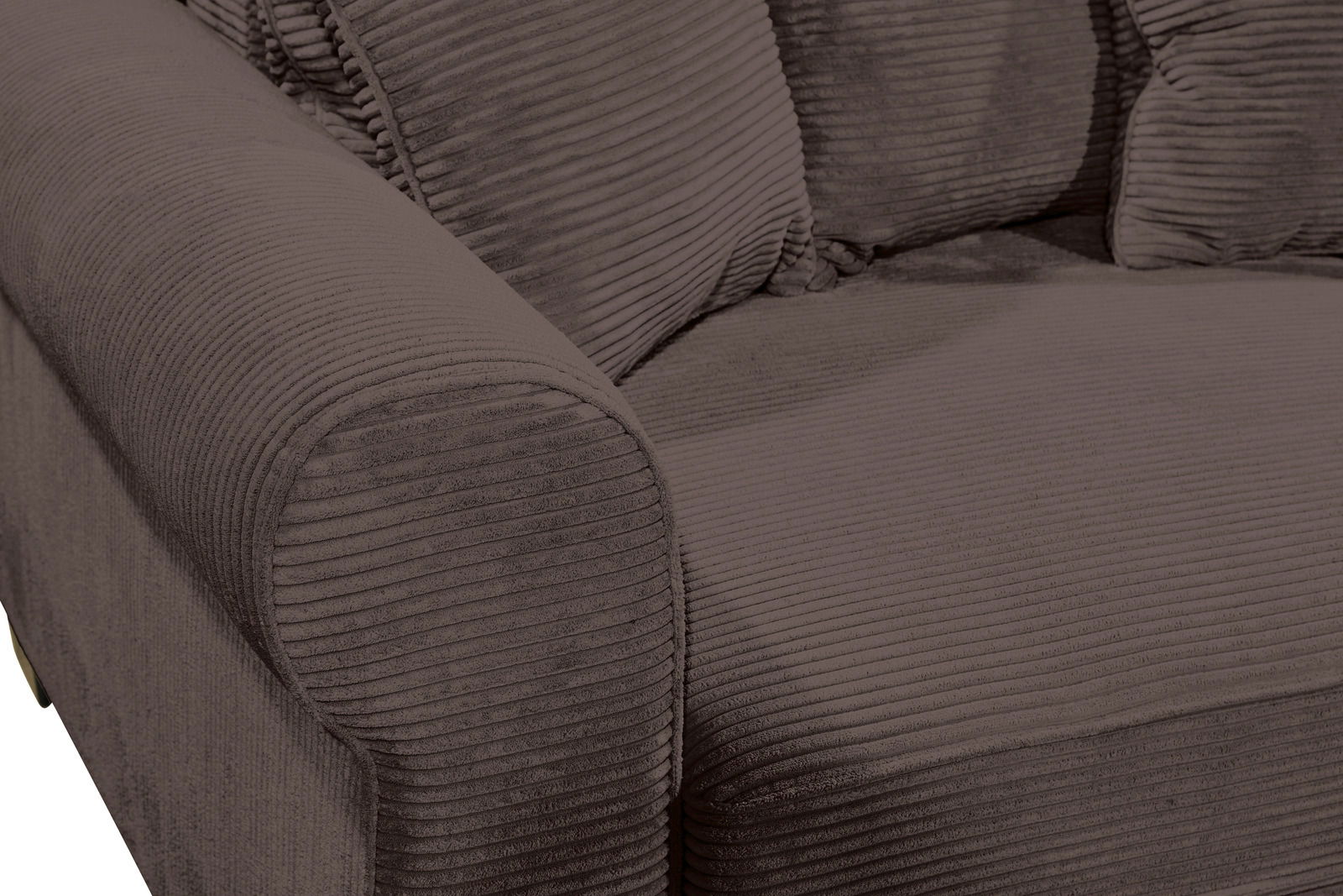 Nahaufnahme einer braunen, gerippten Sofaecke mit Armlehne und Kissen, von schräg oben betrachtet.