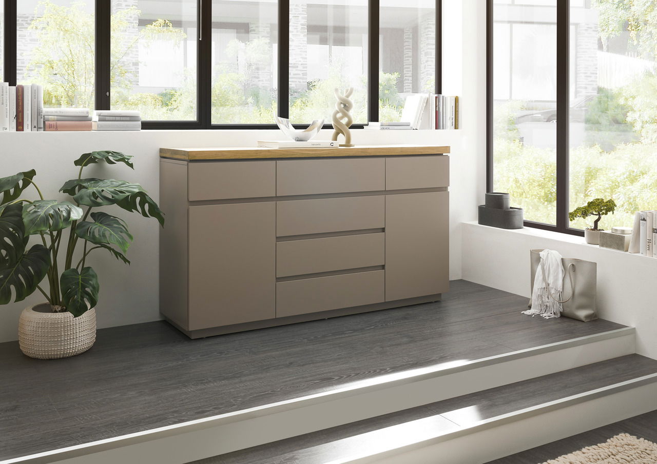 XORA Sideboard PALAMOS Modernes Sideboard in einem hellen Raum, seitliche Perspektive, mit Dekorationen und Pflanzen.