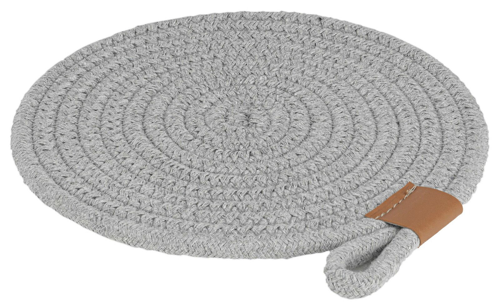 Hellgrauer, runder Topfuntersetzer aus geflochtenem Material mit Lederdetail, aus seitlicher Perspektive fotografiert.