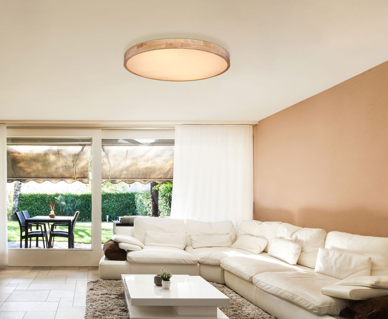 Moderne Deckenleuchte RAINER in einem gemütlichen Wohnzimmer, von unten betrachtet.