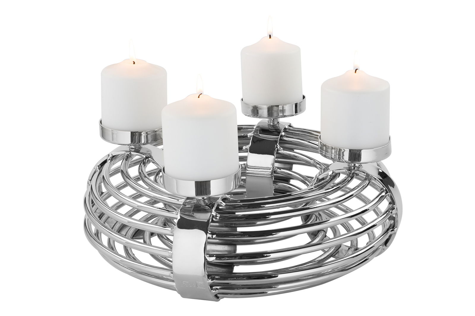 Fink VENTURA/Kranz W-24 Moderner, silberner Kerzenhalter in Ringform mit vier brennenden weißen Kerzen, seitliche Perspektive.